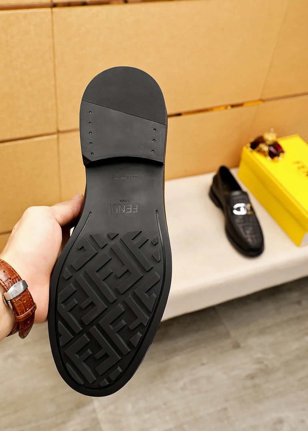 Men's shoes 💰460💰💐 Product trademark: FENDI [Fendi] casual leather shoes Regular size: 38-44 (45🉑️customized) Product materials: Selected imported first-layer cowhide upper + luxury hardware buckle, imported cowhide lining. Strong three-dimensional visual effect, rubber outsole Color: 2⃣️colors available
